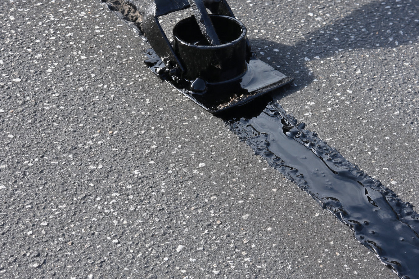 Asphalt crack sealing